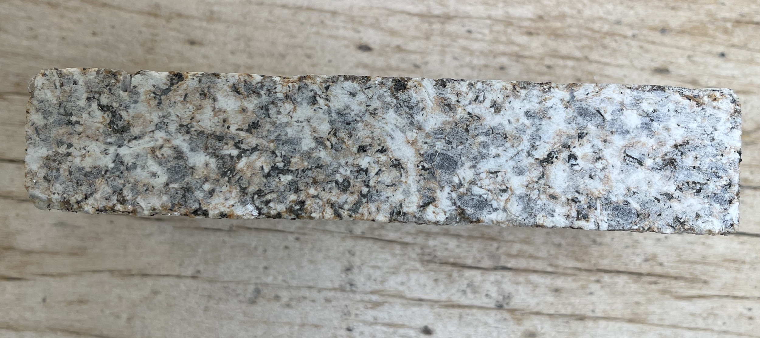 echantillon-granit-beige-vue profil
