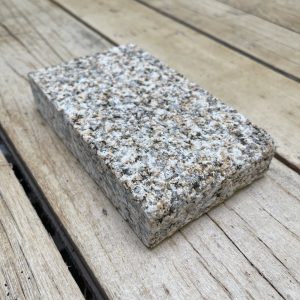 echantillon-de-couvre-mur-en-granit-beige-vue-de-profil