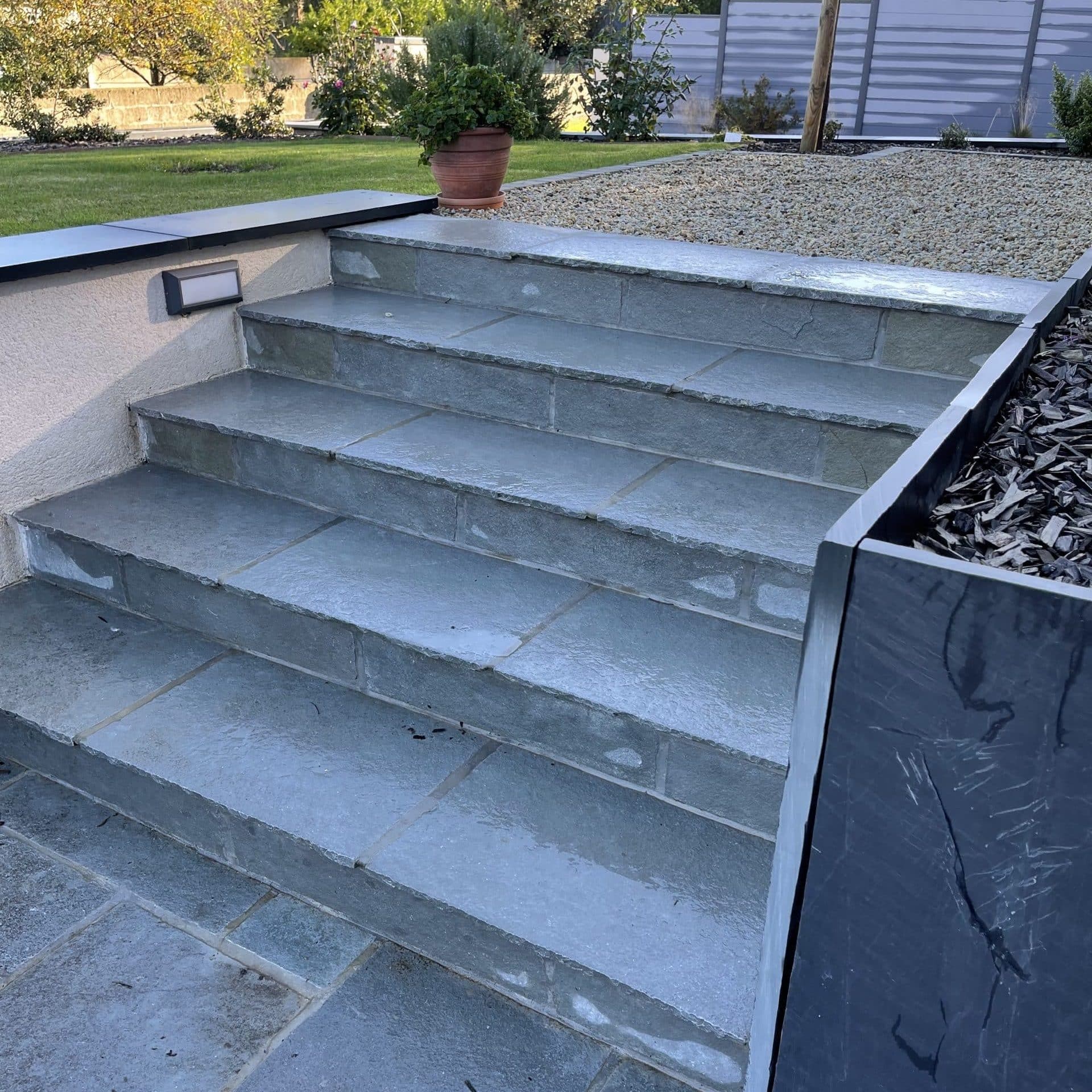 calcaire-gris-kotha-escaliers-acces-maison