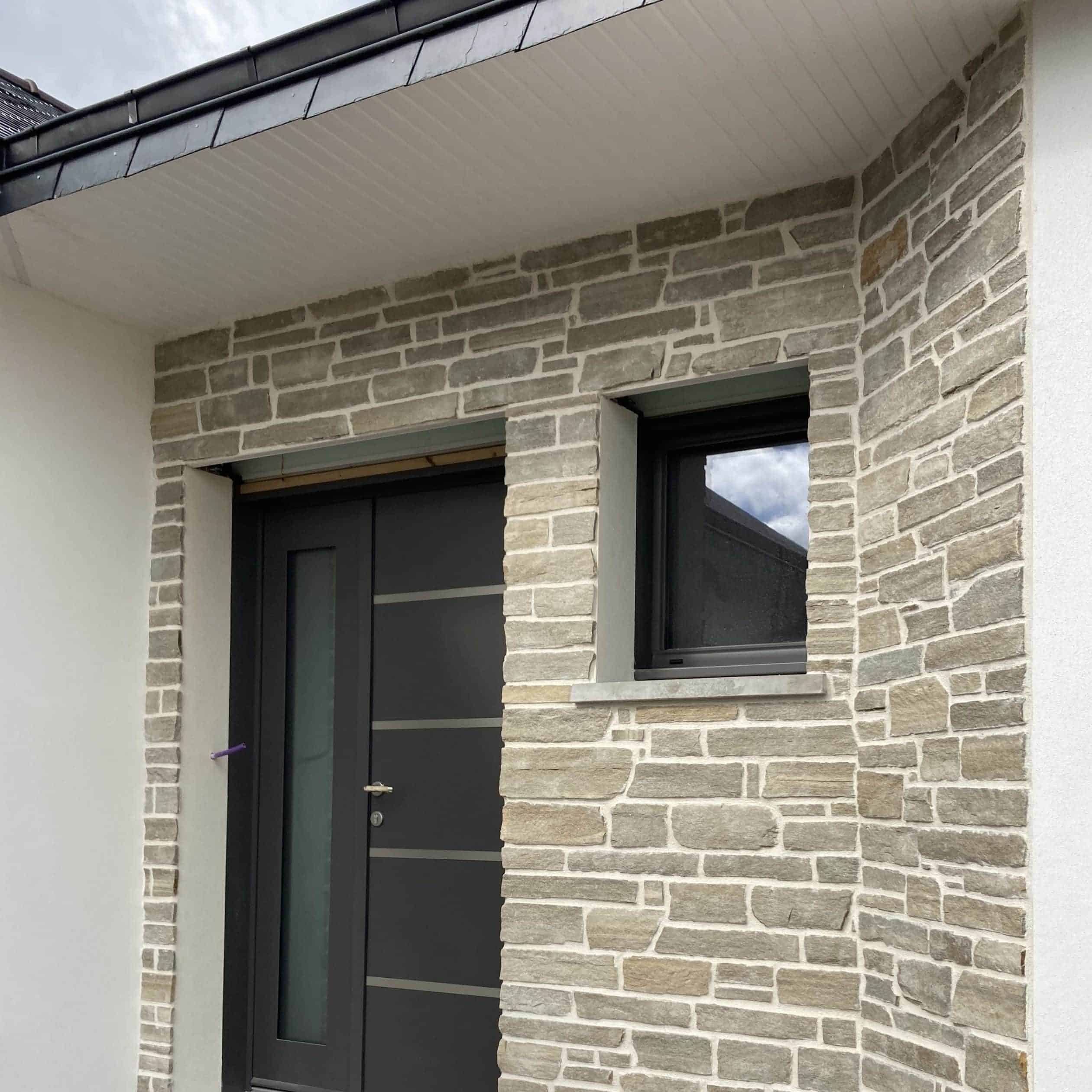 placage-pierre-naturelle-gneiss-facade-maison