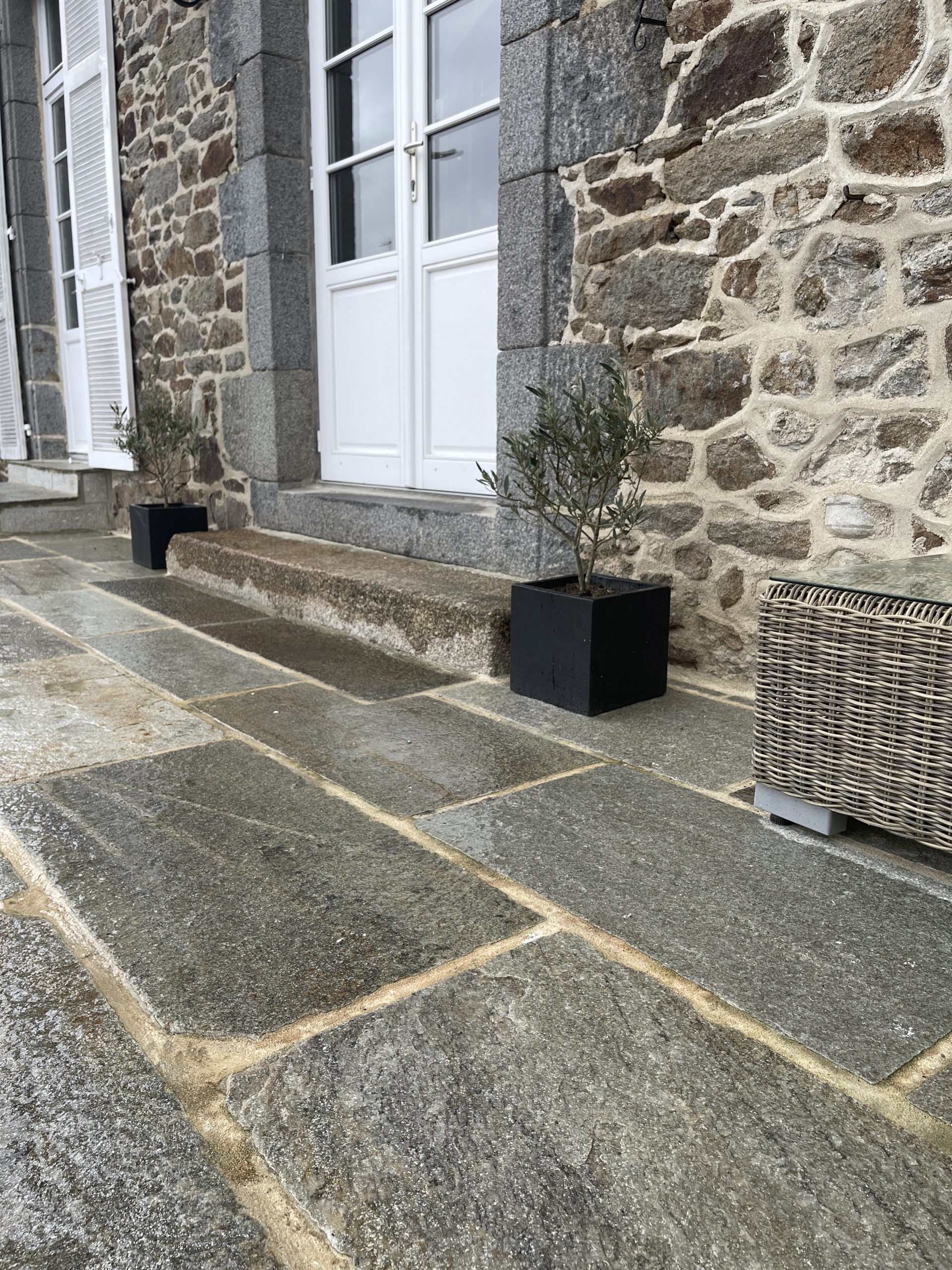 gneiss-terrasse-facade-maison-en-pierres