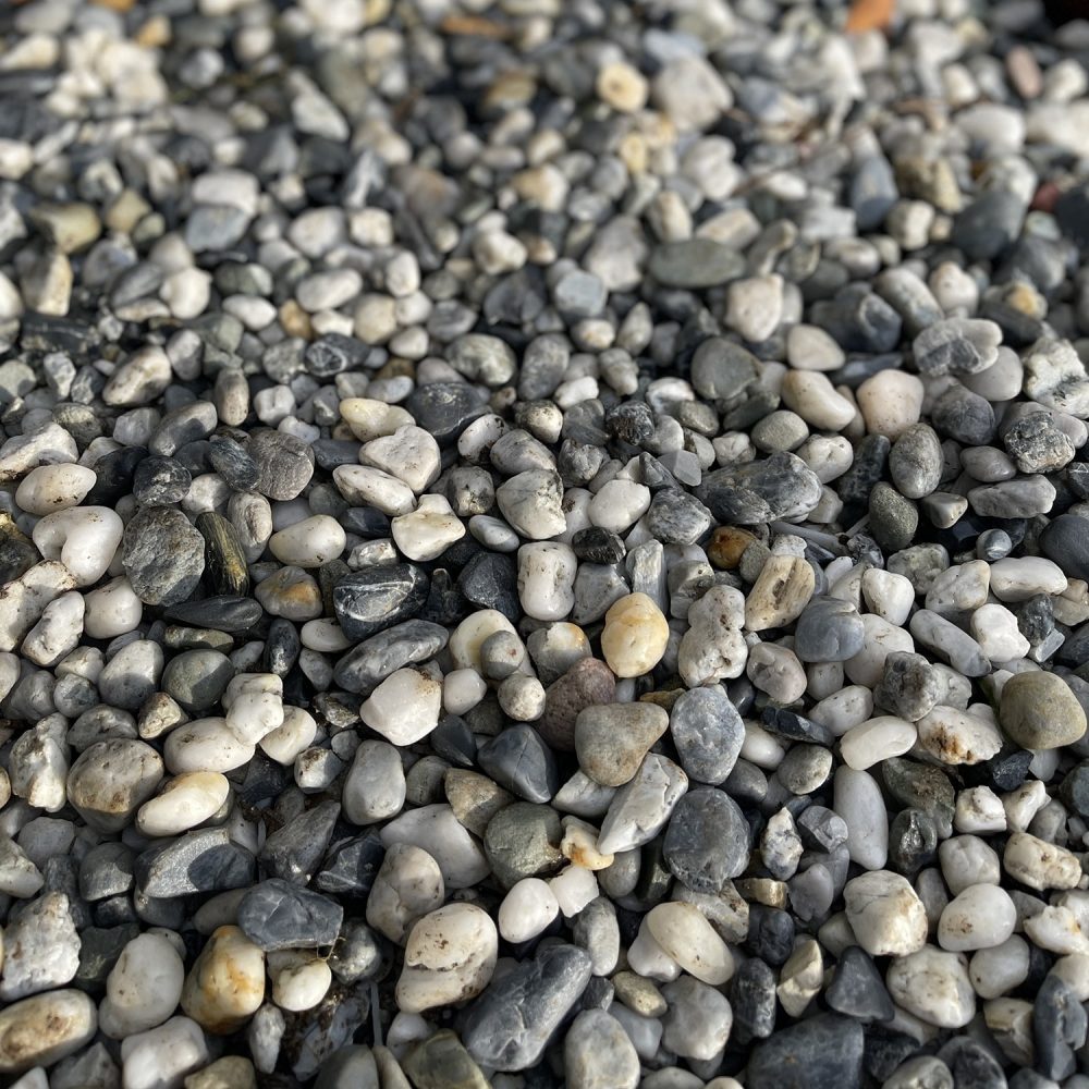 Zoom sur galets roulés gris et blancs.