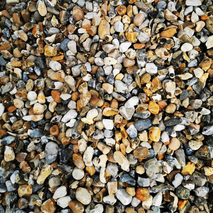 Zoom sur les galets de la mer.
