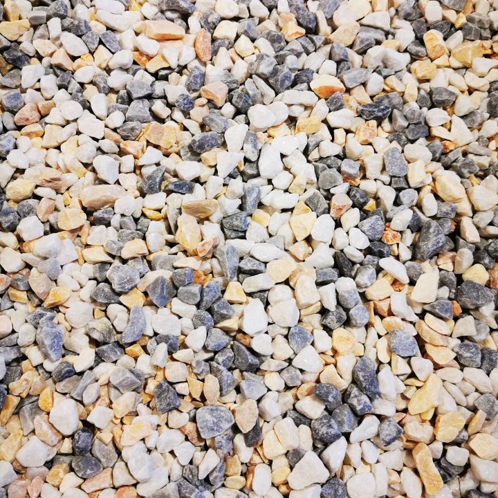 Zoom sur le mélange de gravillons hawai 3 couleurs.