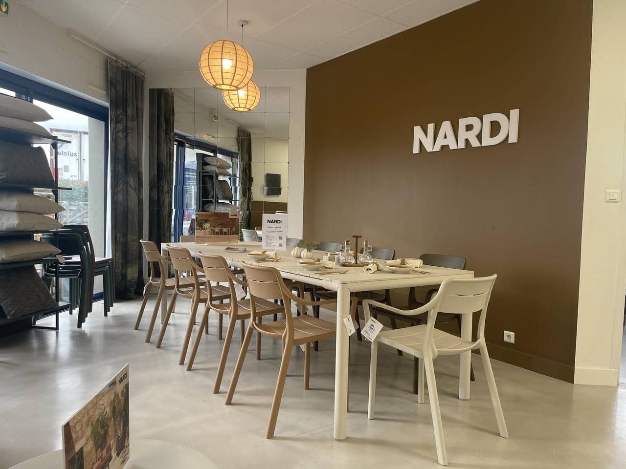 showroom_espace_repas_nardi Showroom Nardi en Bretagne